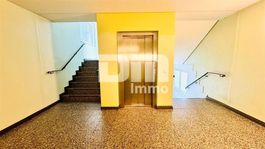 Modernisierte Eigentumswohnung mit Balkon in gepflegtem Mehrfamilienhaus - Treppenhaus Fahrstuhl